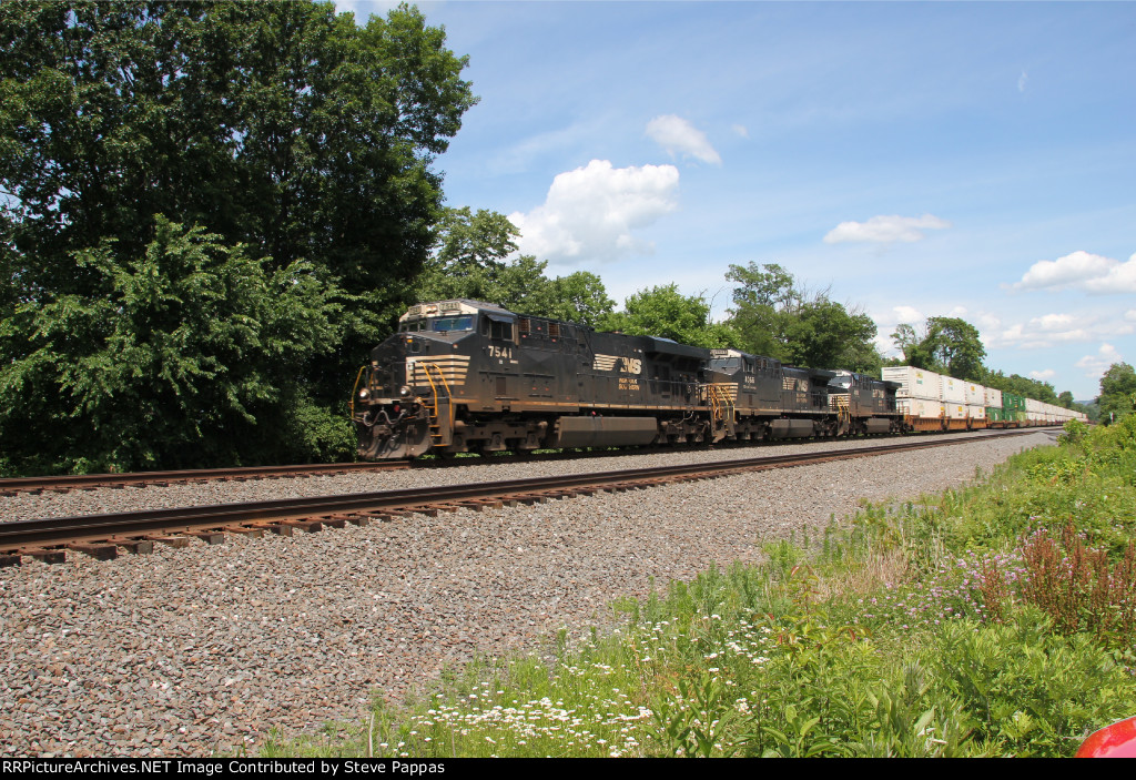 NS 7541 takes train 21E West